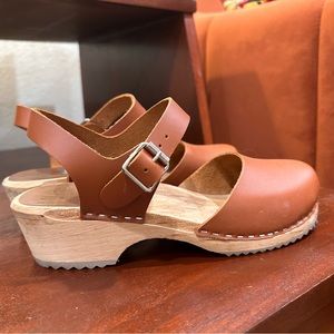 MIA Sofia Swedish clogs in “Luggage” brown